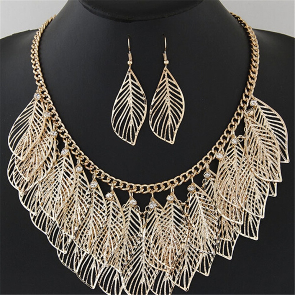 🎉HP🎉Gold leaf earring & necklace set